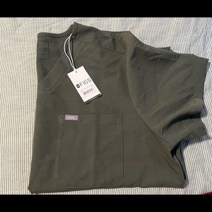 NWT Figs Men’s 3 Pocket Scrub Top